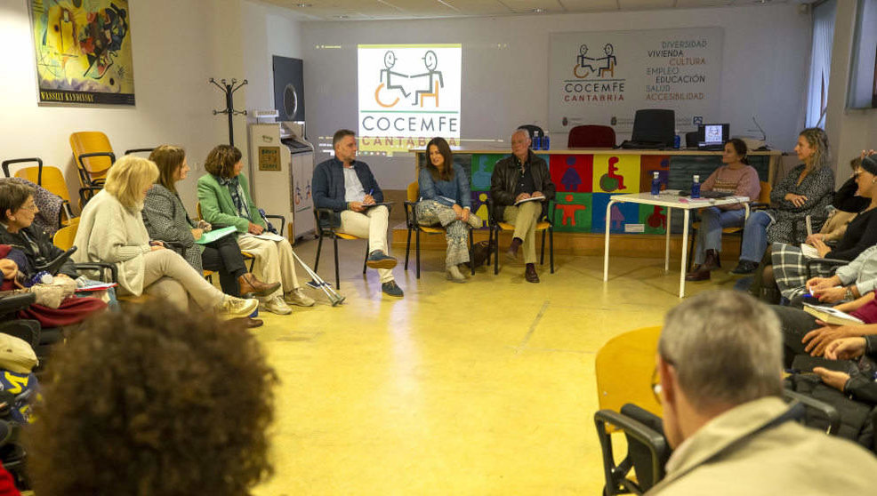 La Consejera de Inclusión Social, Juventud, Familias e Igualdad, Begoña Gómez Del Río, se reúne con las entidades que integran COCEMFE