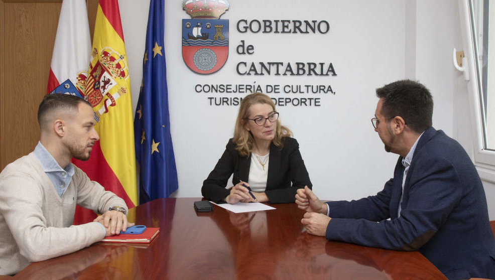La consejera de Cultura, Turismo y Deporte, Eva Guillermina Fernández, recibe al alcalde de Colindres, Javier Incera (derecha)
