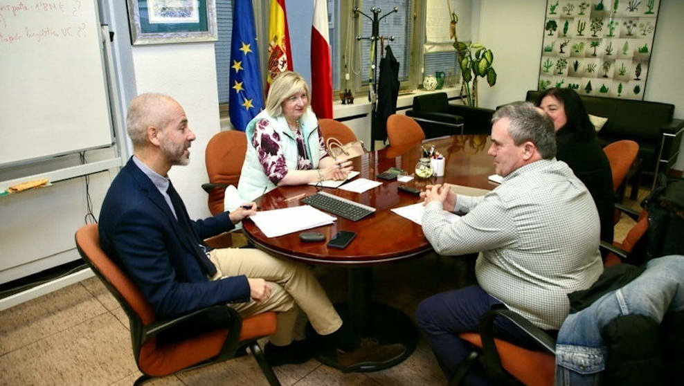 El consejero de Educación, Sergio Silva, se reúne con el alcalde de Liendo, Juan Alberto Rozas