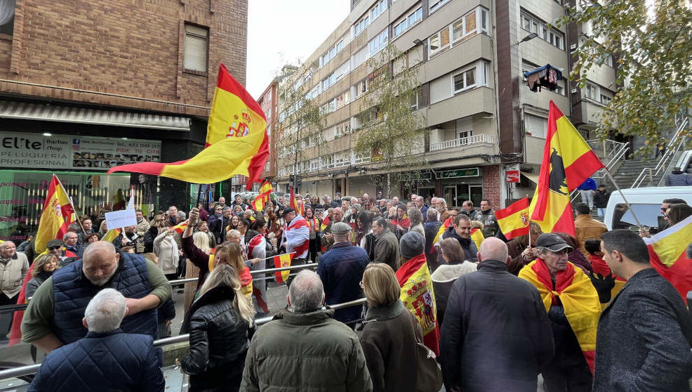 Concentración frente a la sede del PSOE en Santander
