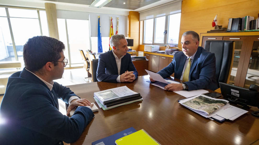 El consejero de Fomento, Ordenación del Territorio y Medio Ambiente, Roberto Media, recibe al Alcalde de Guriezo, Ángel Llano