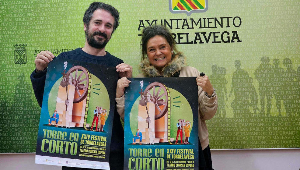 La concejala de Cultura, Esther Vélez, y Samuel Rodríguez, en la presentación del festival 'Torre en Corto'