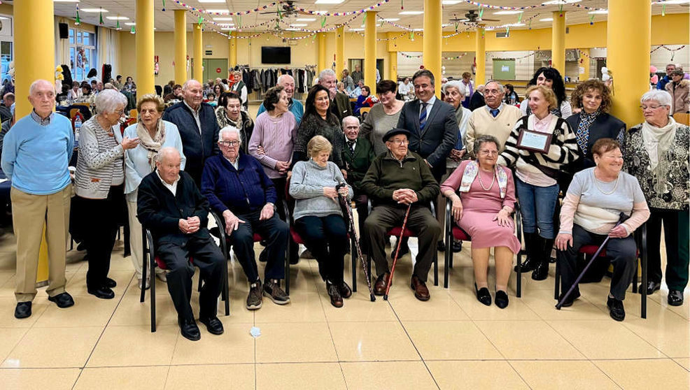 La consejera de Inclusión Social, Begoña Gómez, y el alcalde Camargo, Diego Movellán, en el homenaje a los mayores