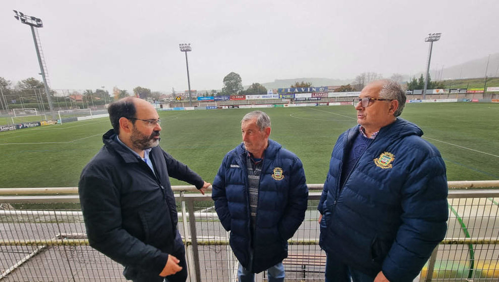 El concejal de Obras de Torrelavega, José Luis Urraca, con directivos del Tropezón en los campos de fútbol de Santa Ana, en Tanos 