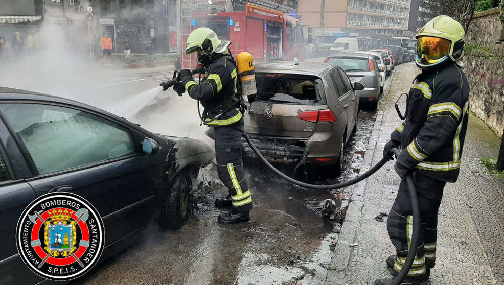 Bomberos de Santander sofocan el incendio del vehículo