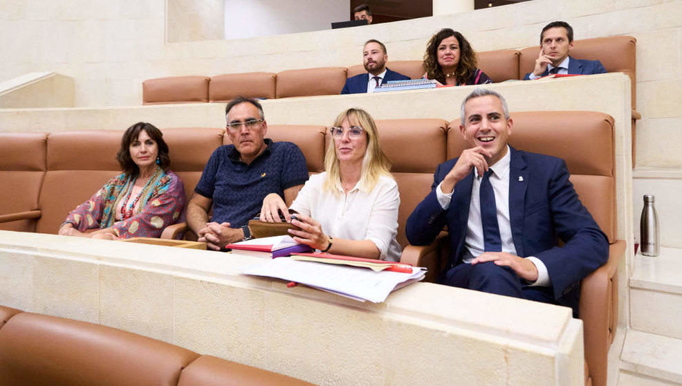 La consejera de Empleo y Políticas Sociales, Eugenia Gómez De Diego (2d), y el líder de los socialistas cántabros, Pablo Zuloaga (1d), durante la sesión del primer Pleno de legislatura