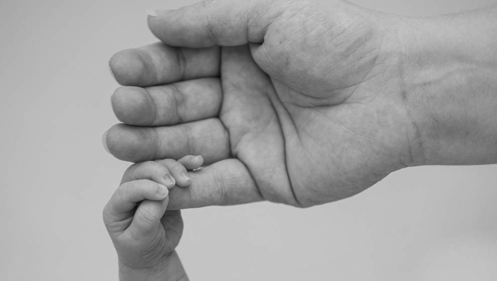 Un padre y un hijo dándose la mano