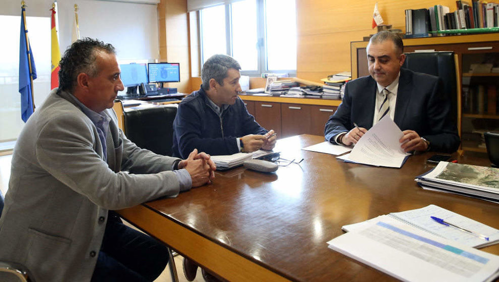 Reunión del consejero de Fomento, Roberto Media, y el alcalde de Cabezón de la Sal, Óscar López
