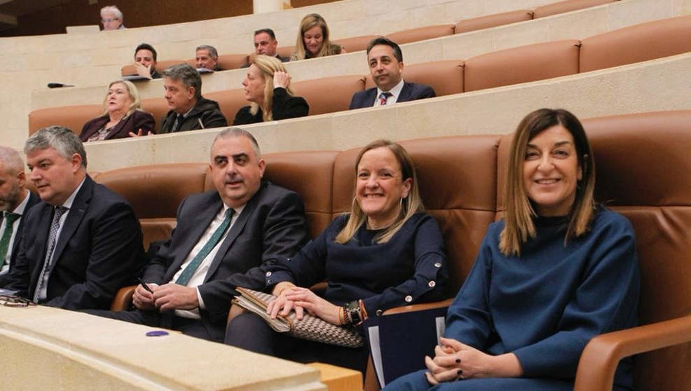 La presidenta de Cantabria, María José Sáenz de Buruaga, y los consejeros y miembros del Grupo Popular en el Pleno de debate de los Presupuestos de 2024