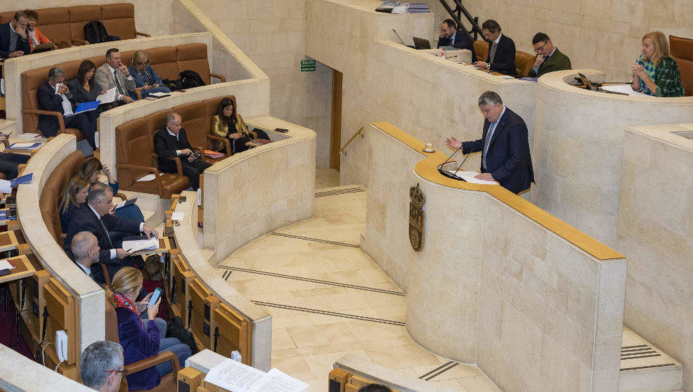 El consejero de Economía, Hacienda y Fondos Europeos, Luis Ángel Agüeros, interviene en el Parlamento