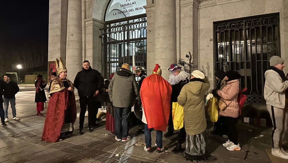 Gente a la cola esperando para entrar al Teatro Real para vivir el Sorteo Extraordinario de Lotería.