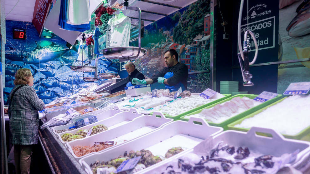 Una mujer realiza sus últimas compras de pescado y marisco