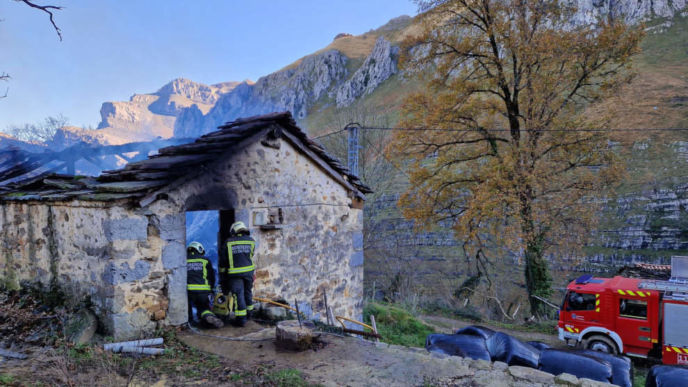 Incendio de una cabaña ganadera en San Roque de Riomiera