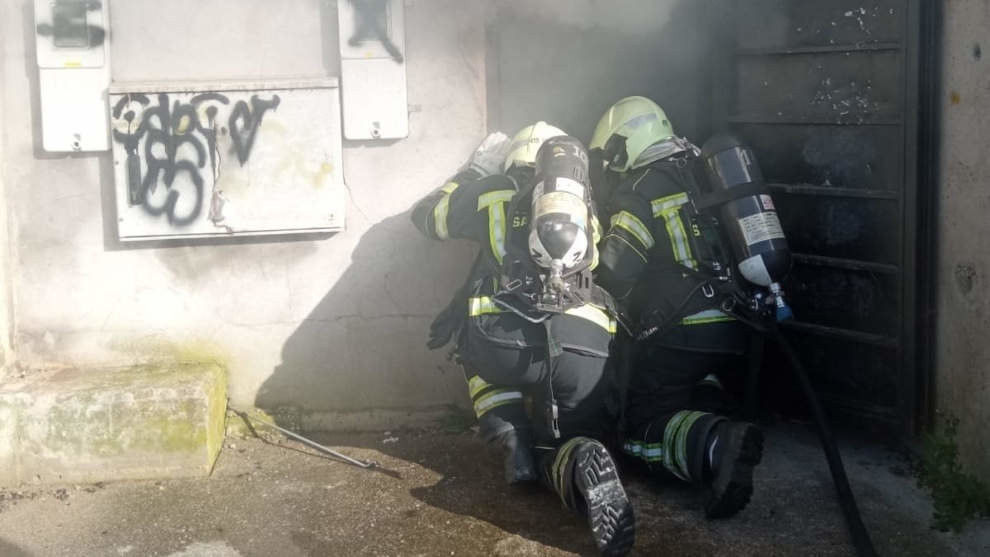 Bomberos de Santander sofocando un incendio