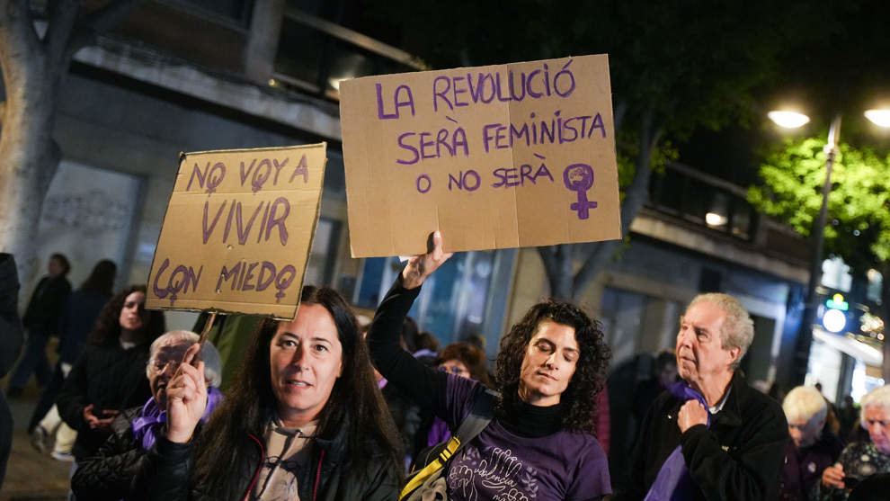 Decenas de mujeres portan carteles, durante una marcha contra la violencia hacia las mujeres, a 25 de noviembre de 2023, en Valencia, Comunidad Valenciana (EspaÃ±a). La concentraciÃ³n ha sido convocada por la Coordinadora Feminista de ValÃ¨ncia bajo el lema 'Ara Mes que Mai. Contra totes les violÃ¨ncies masclistes'. Esta es una de las manifestaciones convocadas hoy en EspaÃ±a para conmemorar el DÃ­a Internacional de la EliminaciÃ³n de la Violencia contra la Mujer declarado por la Asamblea General de Naciones Unidas para sensibilizar a los ciudadanos respecto al problema. El dÃ­a 25 fue elegido en 1999 por la ONU para rememorar el asesinato en RepÃºblica Dominicana en 1960 de las hermanas Mirabal, activistas polÃ­ticas que se opusieron a la dictadura del entonces dictador de ese paÃ­s Rafael LeÃ³nidas Trujillo.

25 NOVIEMBRE 2023;MANIFESTACIÃ“N;DÃA DE LA MUJER;VIOLENCIA;FEMINISMO;PROTESTA;MUJERES

Jorge Gil / Europa Press

(Foto de ARCHIVO)

25/11/2023