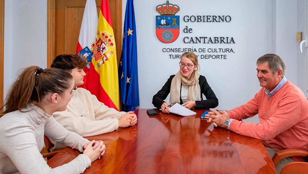 La consejera de Cultura, Turismo y Deporte, Eva Guillermina Fernández, se reúne con el alcalde de Solorzano, Santiago Campos.