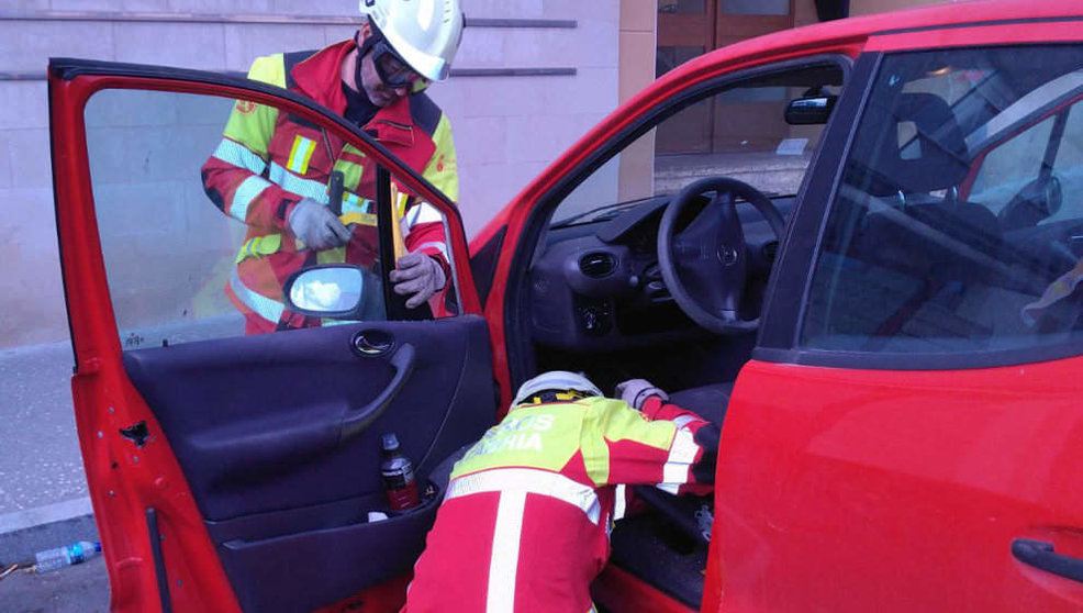 Los bomberos han liberado a la niña encerrada en un coche en Reinosa | Foto: 112 Cantabria
