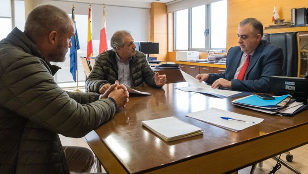 El consejero de Fomento, Ordenación del Territorio y Medio Ambiente, Roberto Media, recibe al alcalde de Cillorigo de Liébana, José María Cuevas