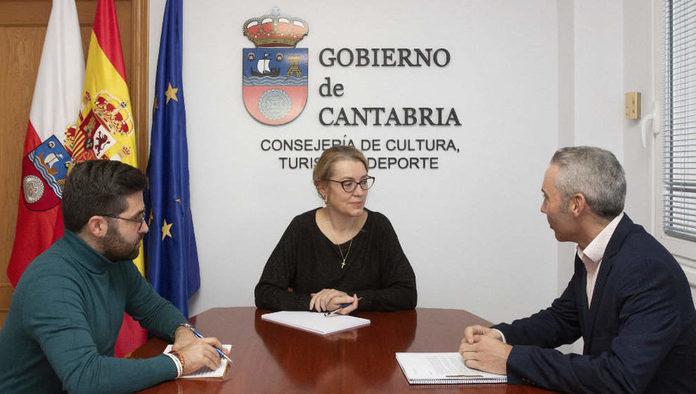Reunión de la consejera de Cultura, Eva Guillermina Fernández, y el alcalde de Guriezo