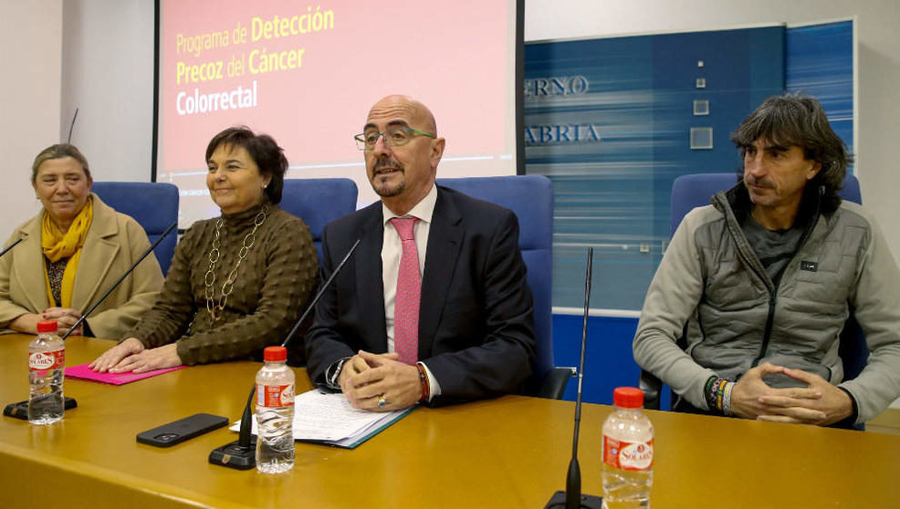 El consejero de Salud, César Pascual, presenta en rueda de prensa el programa de cribado de cáncer de colon