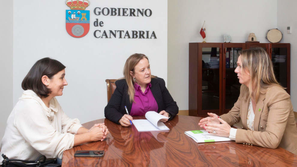La consejera de Presidencia, Justicia, Seguridad y Simplificación Administrativa, Isabel Urrutia, se reúne con la decana del Colegio, Rita de La Plaza