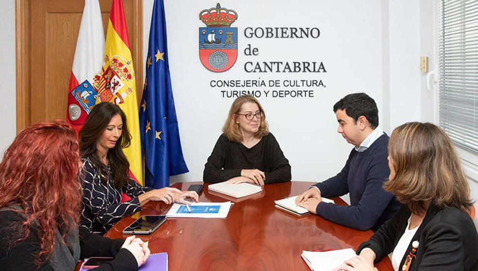 La consejera de Cultura, Turismo y Deporte, Eva Guillermina Fernández, se reúne con el alcalde de Limpias, Ignacio Sainz.