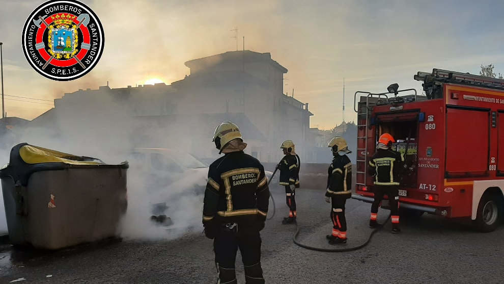 Los bomberos apagan un incendio de contenedores 
