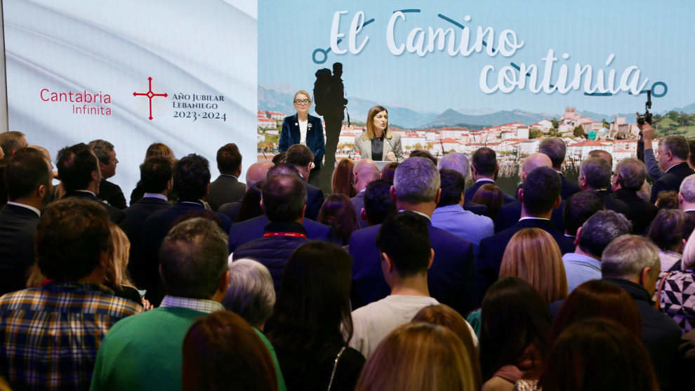 La presidenta de Cantabria, María José Sáenz de Buruaga, y la consejera de Turismo, Eva Guillermina Fernández, ante los asistentes al acto del Día de Cantabria en Fitur 