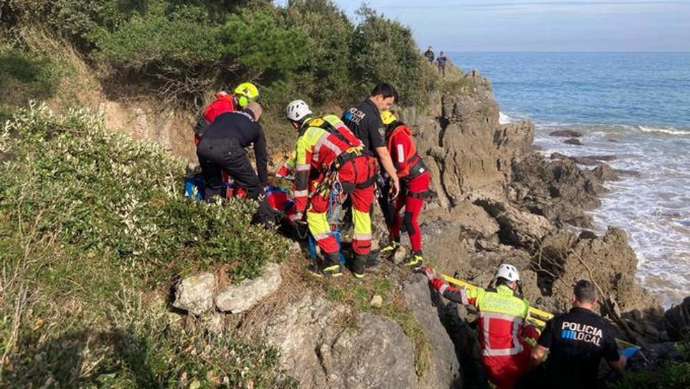 Rescate del hombre herido tras caer por una sima en los acantilados de Noja