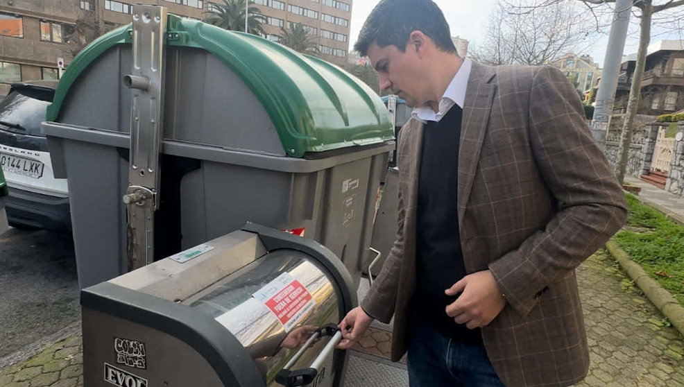 El portavoz del PSOE de Santander, Daniel Fernández, junto a contenedores soterrados
