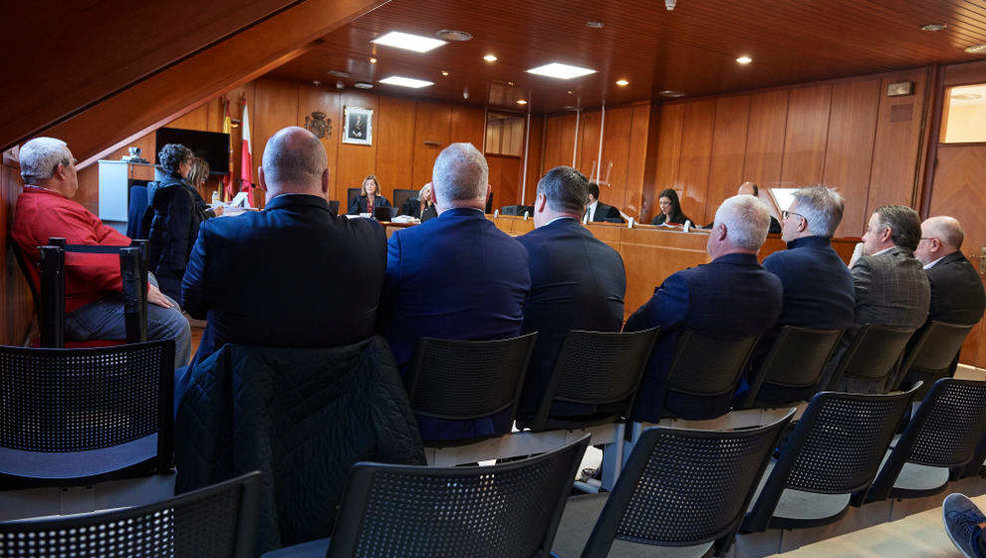 Los siete exdirectivos de B3 Cable, durante el juicio en la Audiencia Provincial de Cantabria