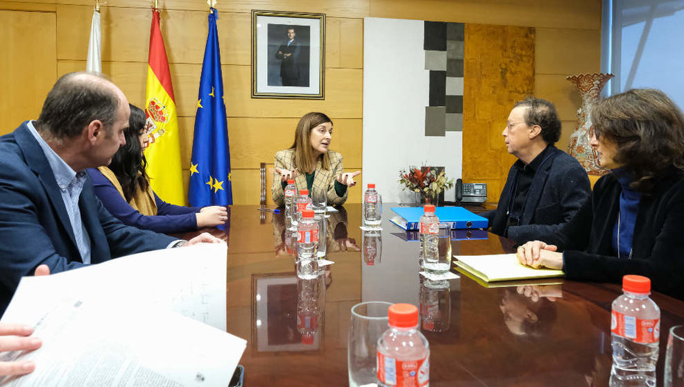 La presidenta del Gobierno de Cantabria, María José Sáenz de Buruaga, con representantes de la Asociación Cántabra de Afectados por la Ley de Costas