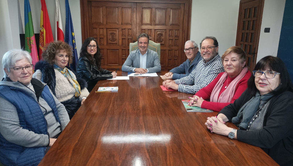 Reunión del alcalde de Camargo, Diego Movellán, con representantes de la Junta de Participación del Centro Social de Mayores