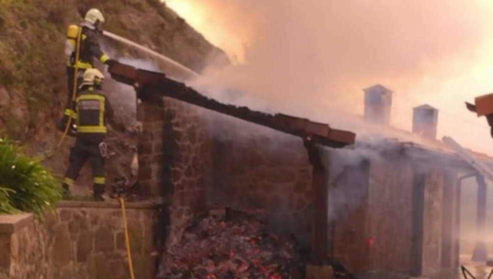 Bomberos apagan el incendio de una edificación junto a una vivienda de Liérganes que contenía combustible y aperos