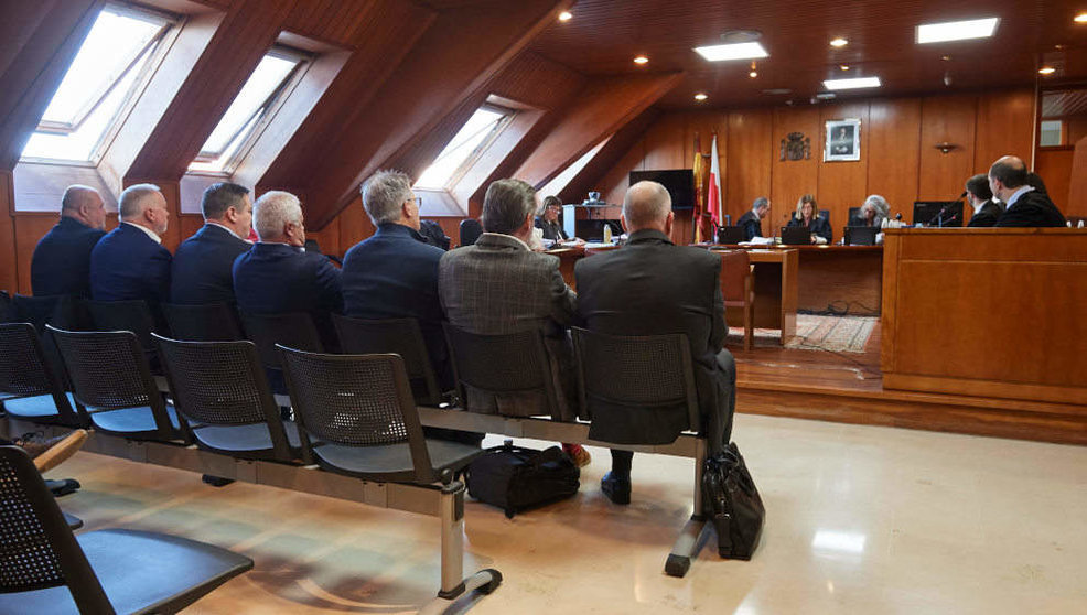 Los siete exdirectivos de B3 Cable, durante el juicio en la Audiencia Provincial de Cantabria
