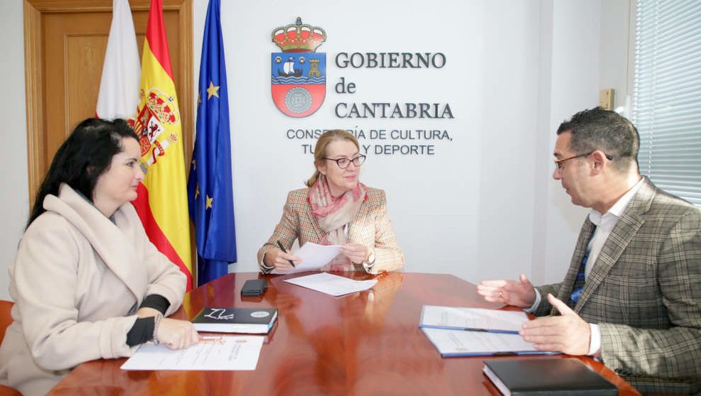 La consejera de Cultura, Eva Guillermina Fernández (centro), se reúne con el alcalde de Val de San Vicente, Roberto Escobedo