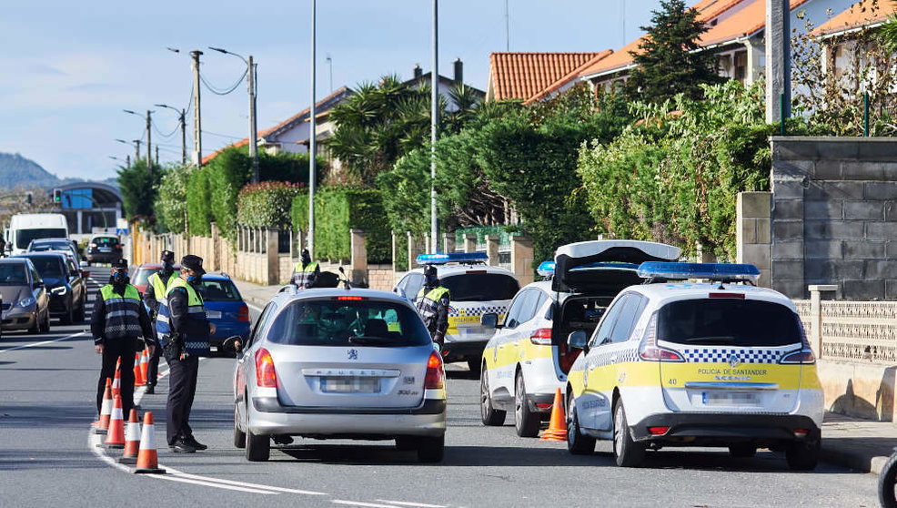 Agentes de la Policía Municipal realizan controles de movilidad en la rotonda de Corbán
