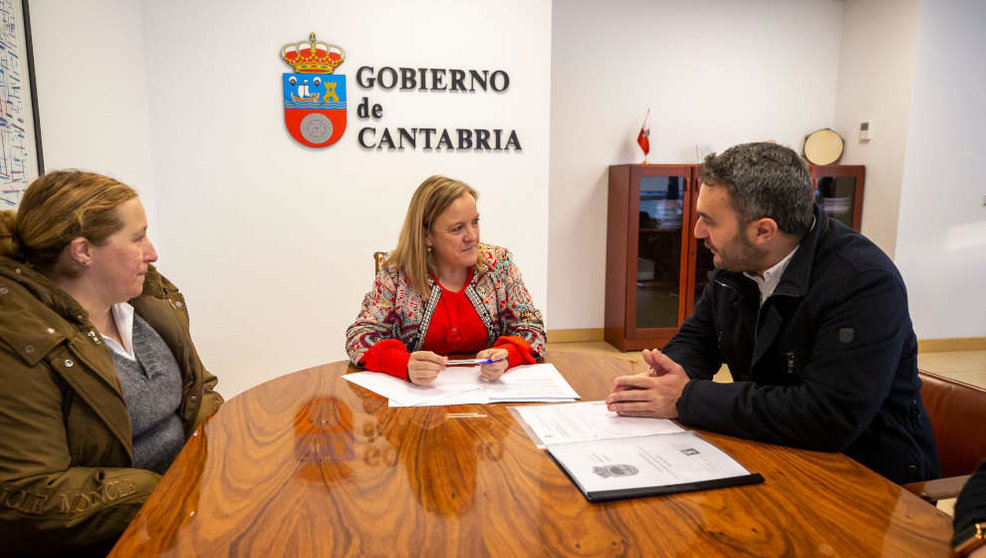 La consejera de Presidencia, Isabel Urrutia, se reúne con el alcalde de Ribamontán al Monte, Joaquín Arco