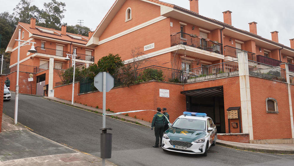 Un coche de la Guardia Civil frente a la vivienda donde han hallado el cuerpo sin vida de la mujer