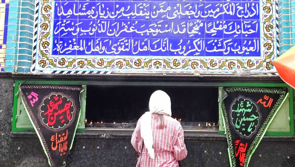 Una mujer en el Mausoleo Safi Al Din en Ardebil
