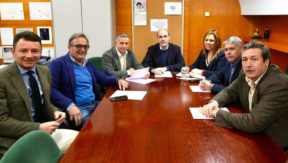 Diputados regionales del PP y senadores populares se reúnen para hablar de la 'Ley Feijóo' antiokupación