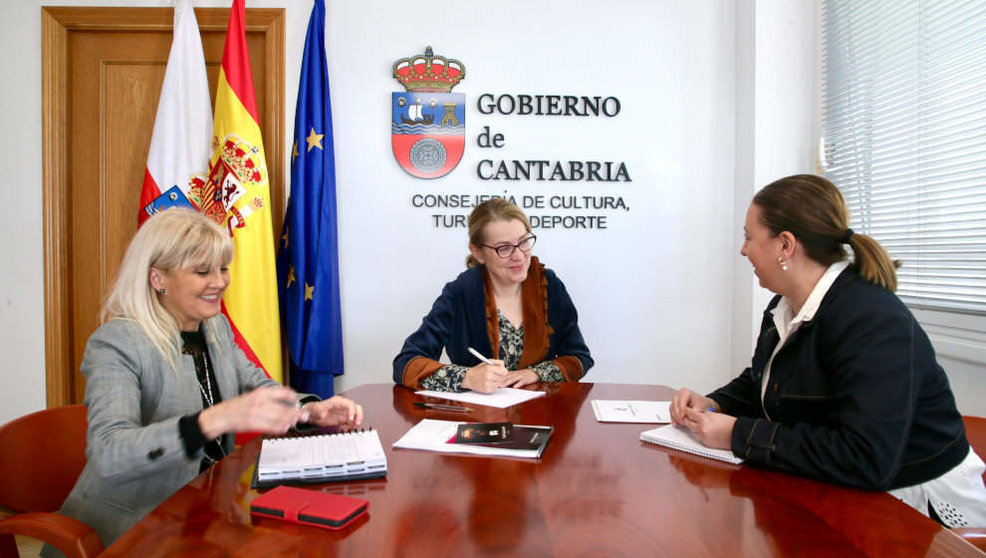 La consejera de Cultura, Turismo y Deporte, Eva Guillermina Fernández, se reúne con la alcaldesa de Ampuero, Amaya Fernández, y la concejala de Cultura, Ivonne Parra