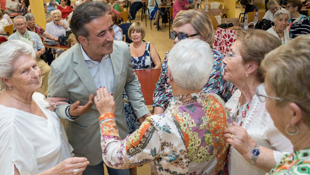 El alcalde de Camargo, Diego Movellán, con personas mayores