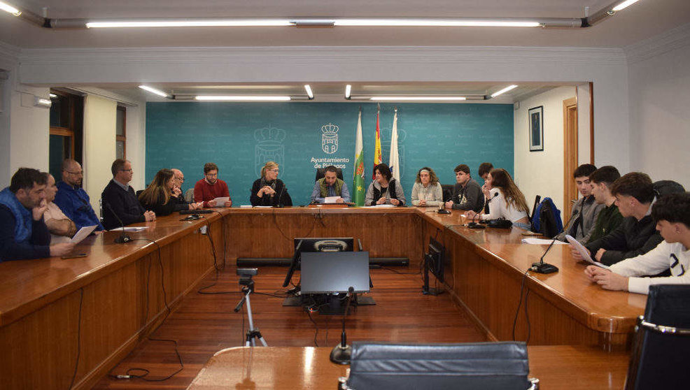 El alcalde de Piélagos, Carlos Caramés, presenta a jóvenes del municipio el borrador de bases de las peñas