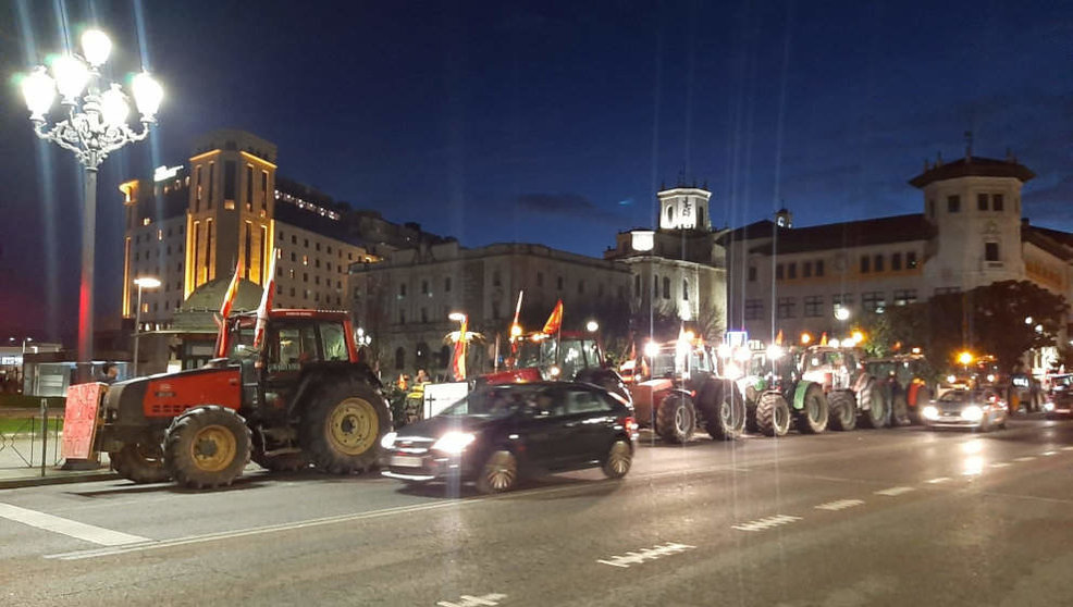 Varios tractores pasan la noche en el centro de Santander