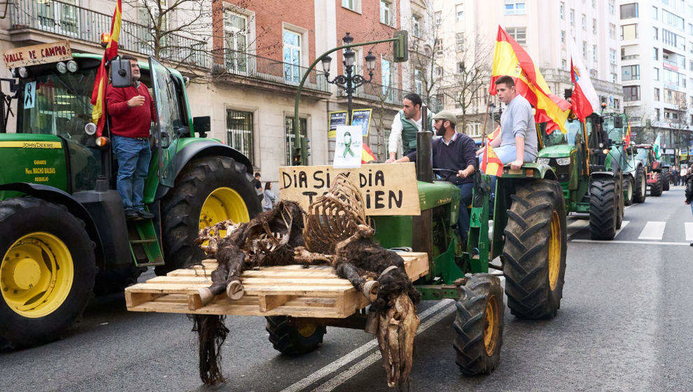 Tractores en la manifestación en el centro de Santander