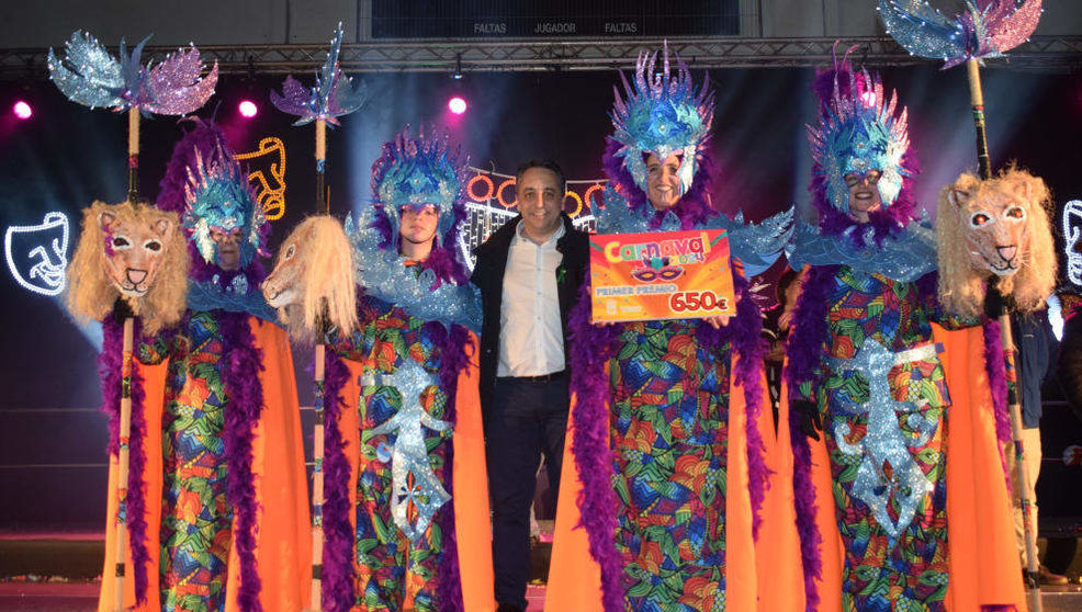 'Los mapogo', ganadores del concurso de Carnaval de Piélagos, con el alcalde, Carlos Caramés  
