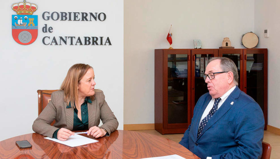 La consejera de Presidencia, Isabel Urrutia, se reúne con el alcalde de Campoo de Yuso, Eduardo Ortiz