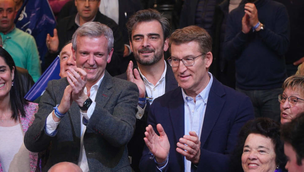 El presidente de la Xunta de Galicia y candidato del PP a la reelección, Alfonso Rueda (i) y el presidente nacional del PP, Alberto Núñez Feijóo (d), durante el cierre de la campaña