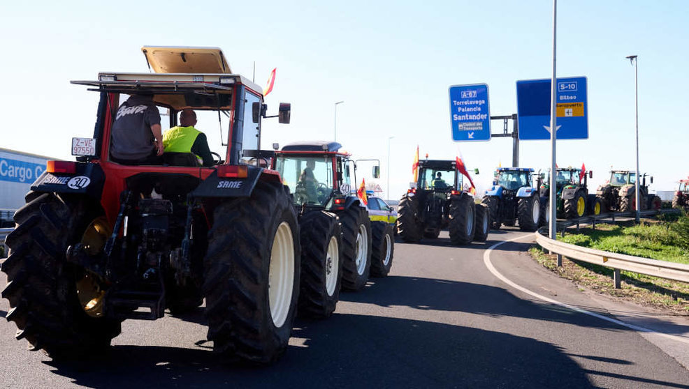 Tractores durante una manifestación en Cantabria
